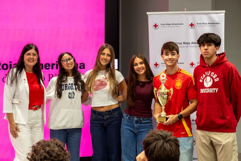 The Baldwin School of Puerto Rico recibió la Copa de la Cruz Roja. Desde la izquierda: Rosalyn M. Toledo, consejera del Consejo Juvenil de la escuela, junto a los estudiantes de la directiva: Valentina Díaz, vocal; Sofía Arroyo, historiadora; Mónica Díaz, vicepresidenta; Julián Vega, presidente; y Manuel Ullyses Miranda, tesorero.