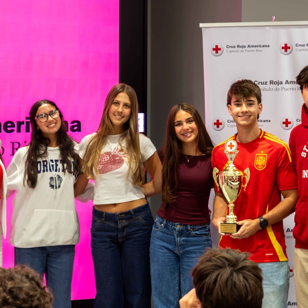 The Baldwin School of Puerto Rico recibió la Copa de la Cruz Roja. Desde la izquierda: Rosalyn M. Toledo, consejera del Consejo Juvenil de la escuela, junto a los estudiantes de la directiva: Valentina Díaz, vocal; Sofía Arroyo, historiadora; Mónica Díaz, vicepresidenta; Julián Vega, presidente; y Manuel Ullyses Miranda, tesorero.