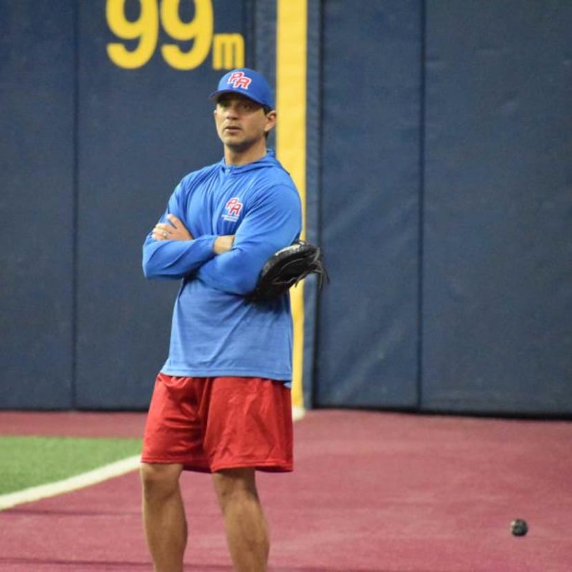 José 'Cheo' Rosado observa la práctica de la novena boricua en Corea del Sur. (Suministrada)
