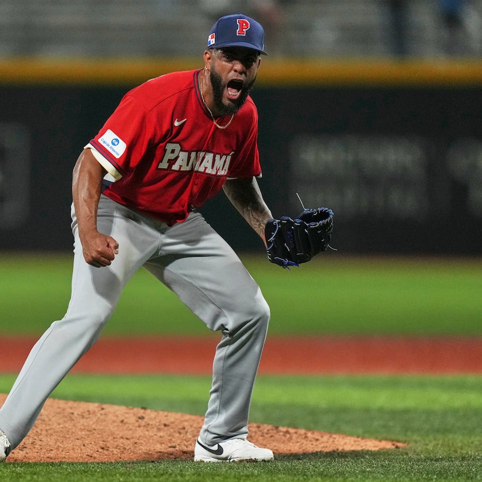 Dario Agrazal festeja en la loma el triunfo de Panamá sobre Canadá.