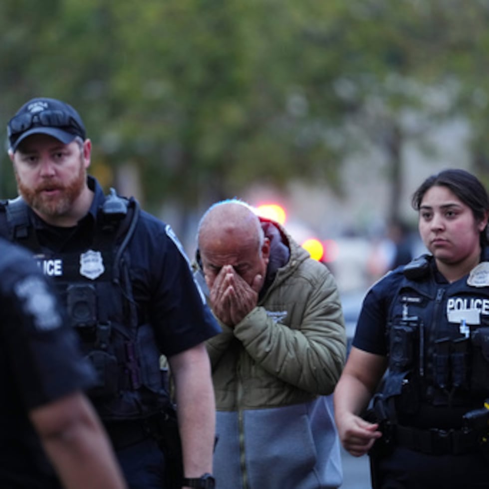 La policía conduce a un hombre no identificado hasta el lugar de los hechos tras intervenir en un tiroteo ocurrido en el Seattle Center durante el festival gastronómico Bite of Seattle.