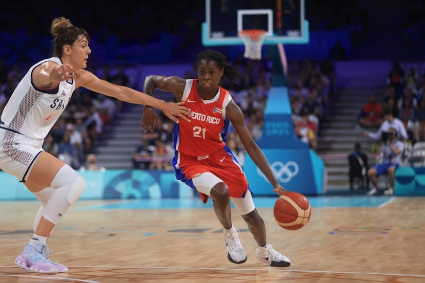 Mya Hollingshed (21) baja la bola ante la defensa de una jugadora de Serbia en las Olimpiadas de París 2024.