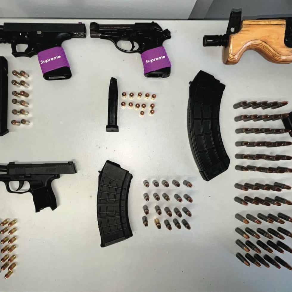 Armas, cargadores y municiones ocupados en allanamiento en el condominio Prudencio Rivera Martínez de Río Piedras.