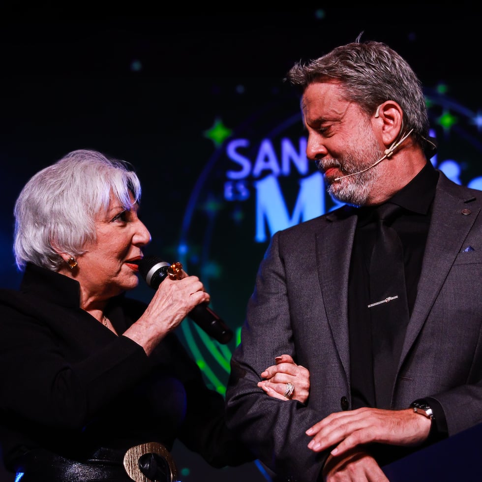 Ángela Meyer al darle el reconocimiento a Reynold Alexander.