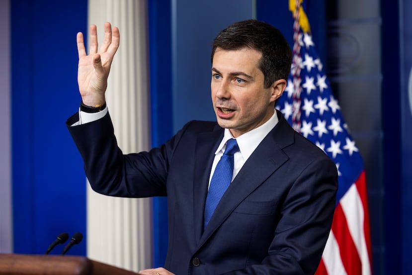 El secretario de Transporte de los Estados Unidos, Pete Buttigieg, habla sobre el proyecto de ley de transporte aprobado recientemente por el presidente en la Sala de Prensa de la Casa Blanca en Washington, DC, EE. UU., el 8 de noviembre de 2021. EFE/EPA/Jim Lo Scalzo