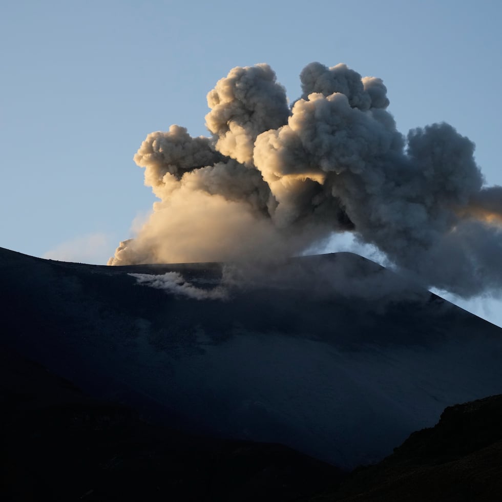 El volcán Puracé arroja una columna de humo y cenizas el sábado 13 de diciembre de 2025, cerca de Puracé, Colombia.