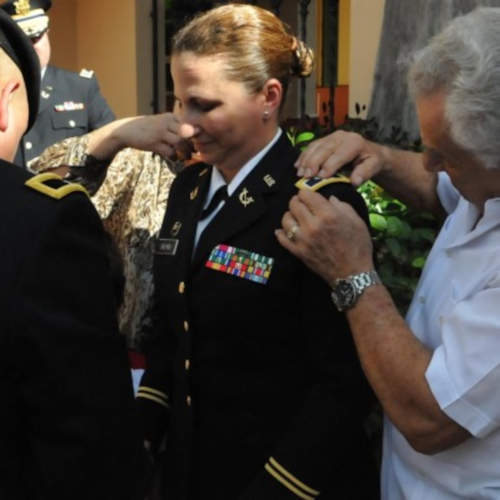 La teniente coronel Julia Díaz-Rex (al centro) cuando fue ascendida al rango de coronel en la Reserva del Ejército de Estados Unidos.