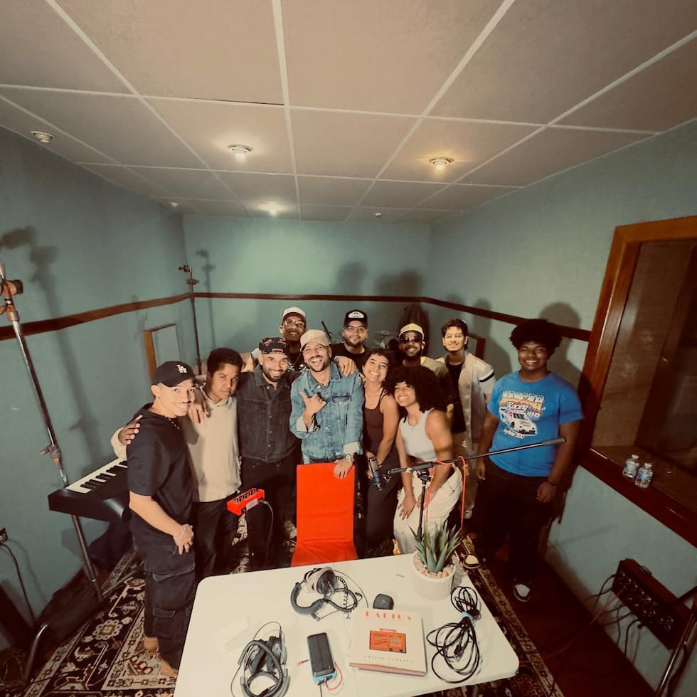 With their original song “De ganster no tiene nah,” the group presents a fresh salsa style that blends tradition, street influence, and contemporary sounds.