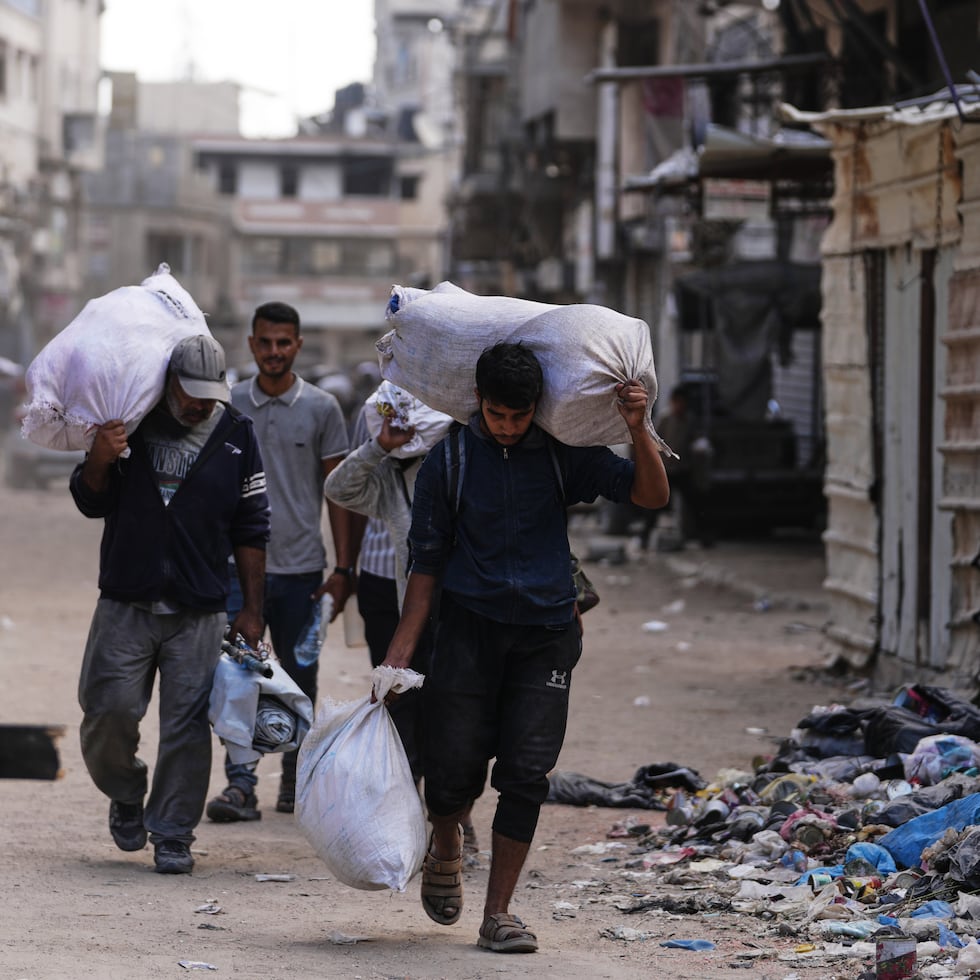 Hamas afirmó que algunos restos de los rehenes estaban en túneles o edificios que luego fueron destruidos por Israel, y se necesita maquinaria pesada para excavar entre los escombros y recuperarlos.