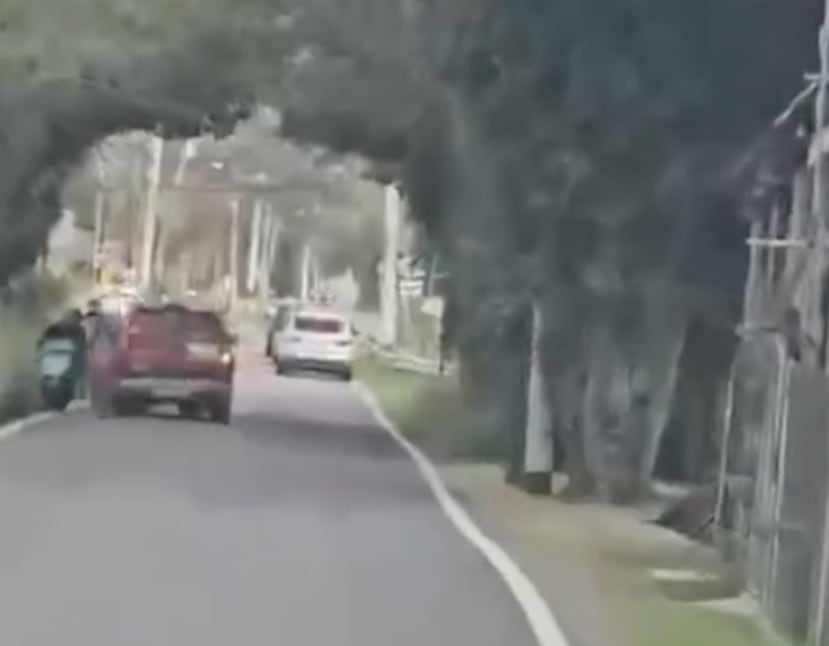 Un vídeo captado por un ciudadano muestra cuando la guagua Ford Explorer invadió el carril contrario por donde transitaba la motora.