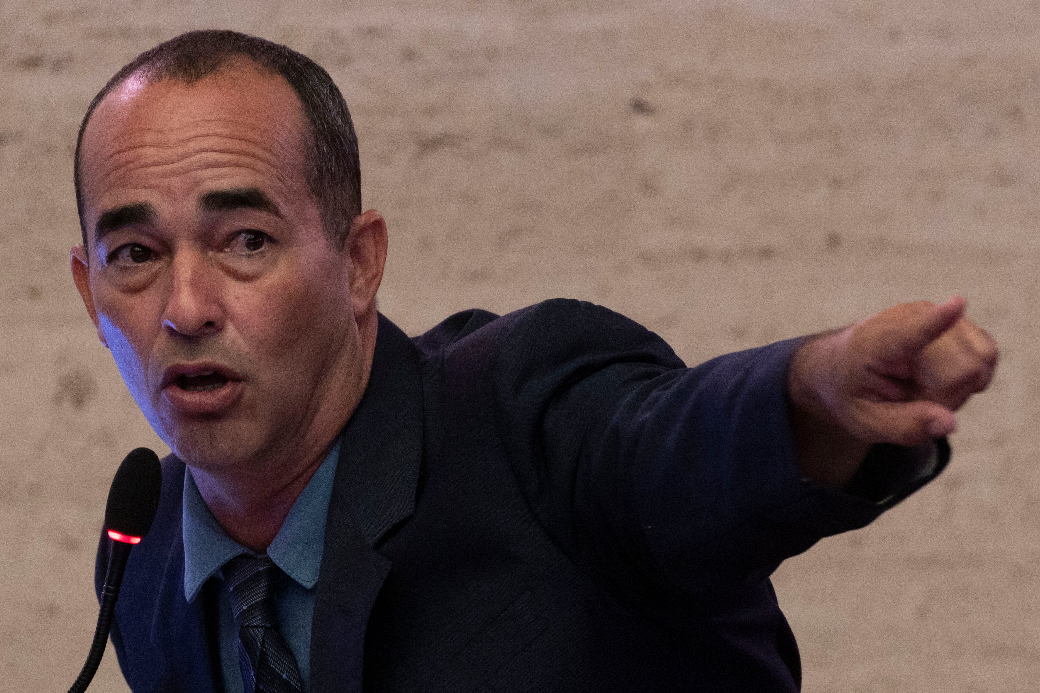 Derrotan informe que recomendaba multa de $3,000 a Eliezer Molina por usar grabaciones del Senado