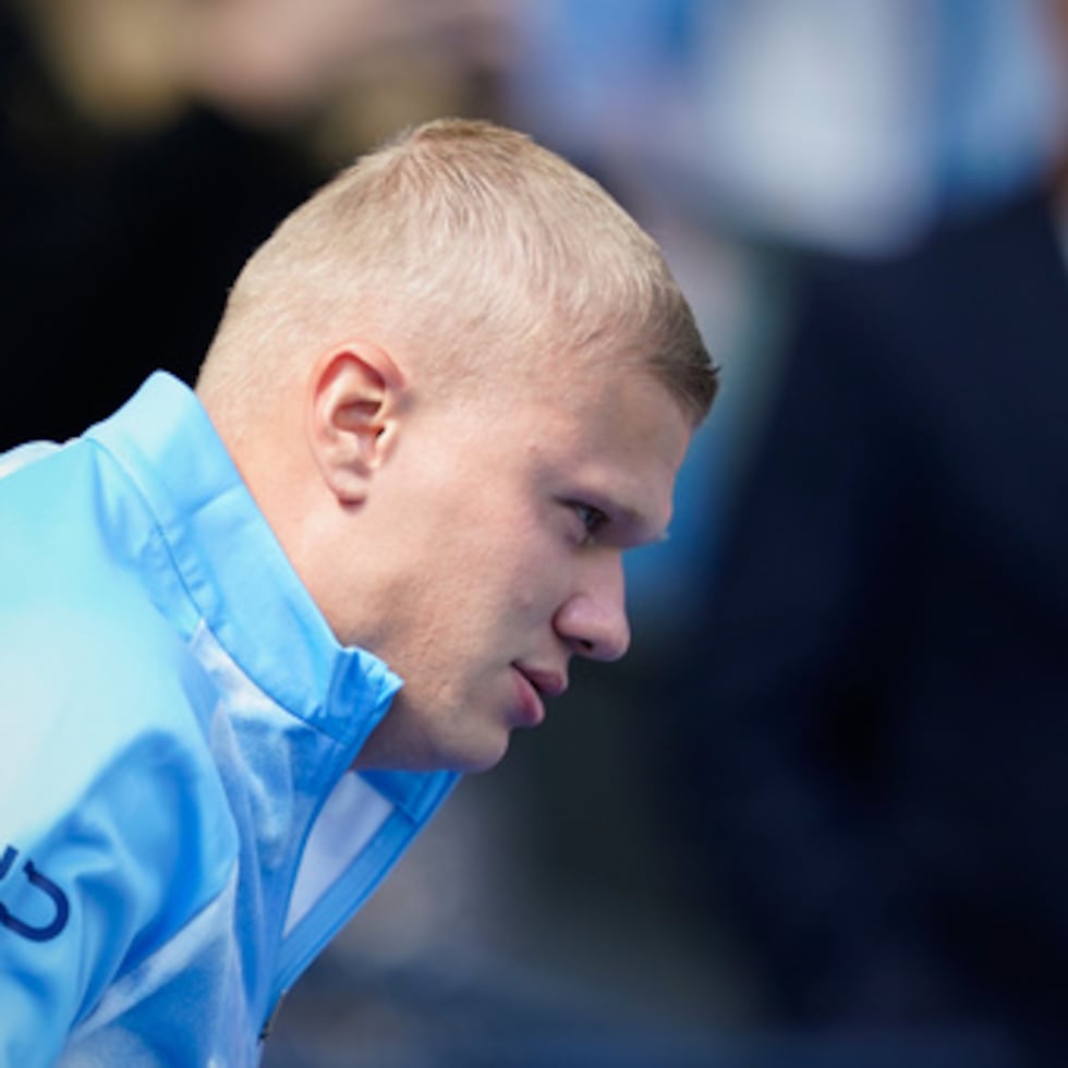 Erling Haaland, del Manchester City, realiza el domingo el calentamiento previo al partido de fútbol de la Premier League inglesa entre el Manchester City y el Bournemouth.
