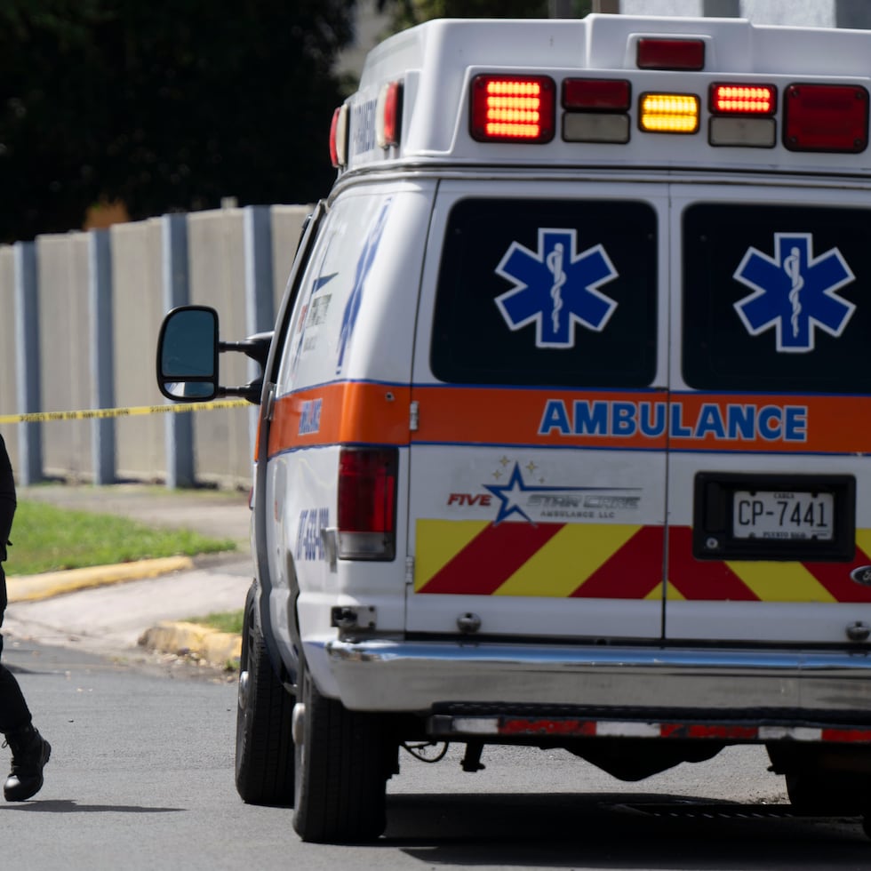 La mujer fue rescatada por funcionarios de Emergencias Médicas Estatal y el Negociado del Cuerpo de Bomberos en Arecibo y Barceloneta quienes aplicaron los primeros auxilios.