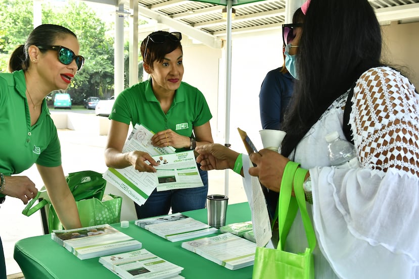 Marie Molina y Jocelyn Cepeda, ambas educadores en salud de MCS, junto a participante.