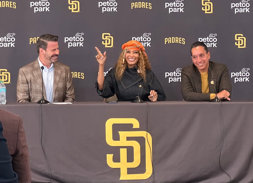 Kwanza Jones (centro) y José E. Feliciano (derecha), los nuevos propietrios de los Padres de San Diego durante una rueda de prensa con Erik Greupner, el presidente del equipo.