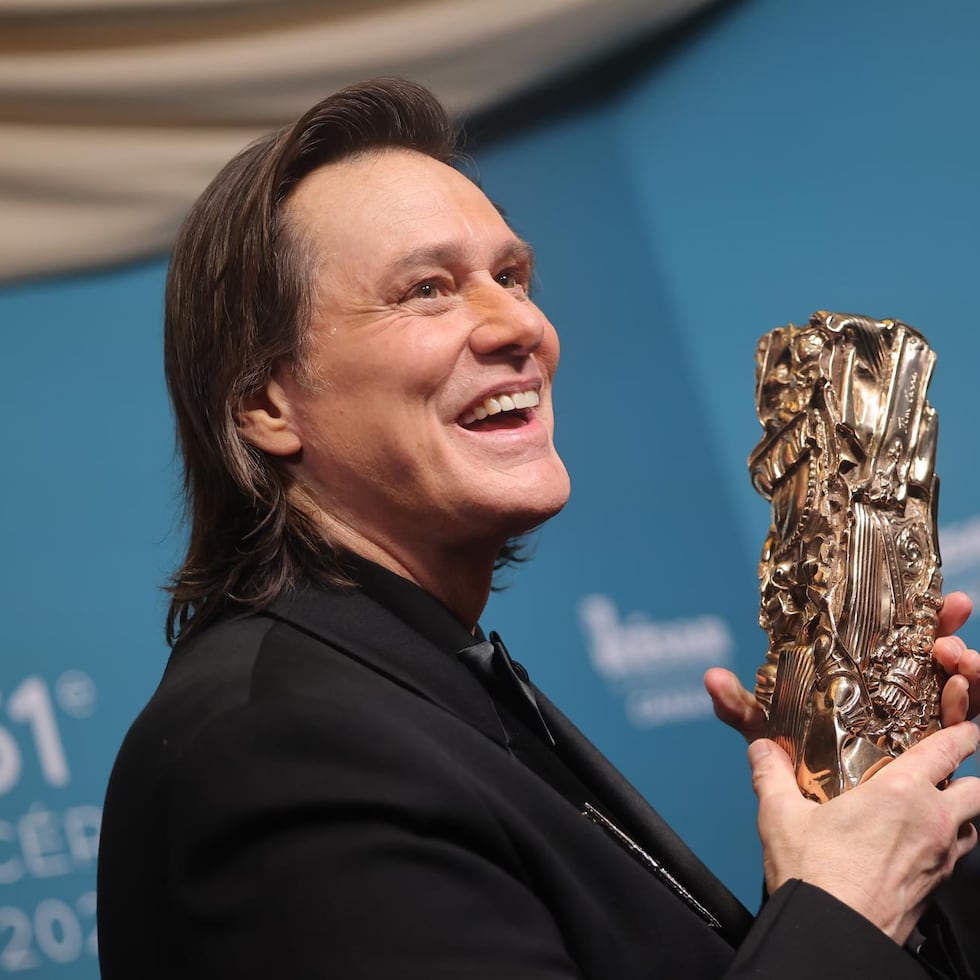 Jim Carrey recibió un César de Honor por su trayectoria en la 51ª edición de los Premios César, celebrada en el teatro L’Olympia de París.