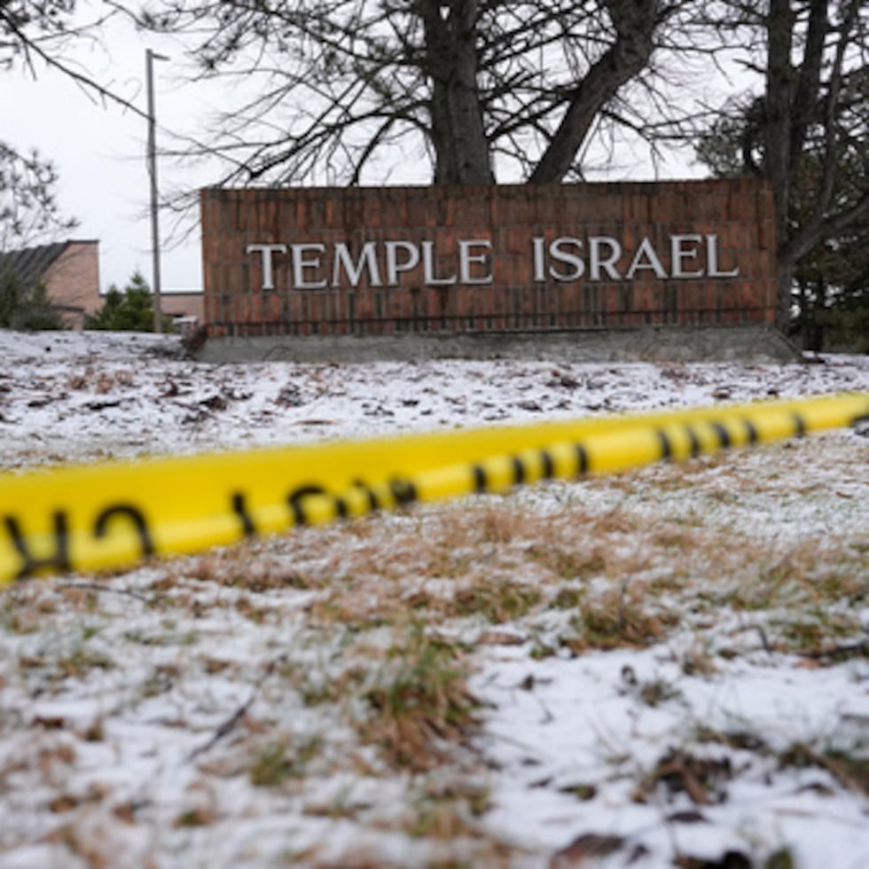 Cinta policial cuelga fuera de la sinagoga del Templo Israel el viernes 13 de marzo de 2026, en West Bloomfield Township, Michigan (AP Photo/Paul Sancya)