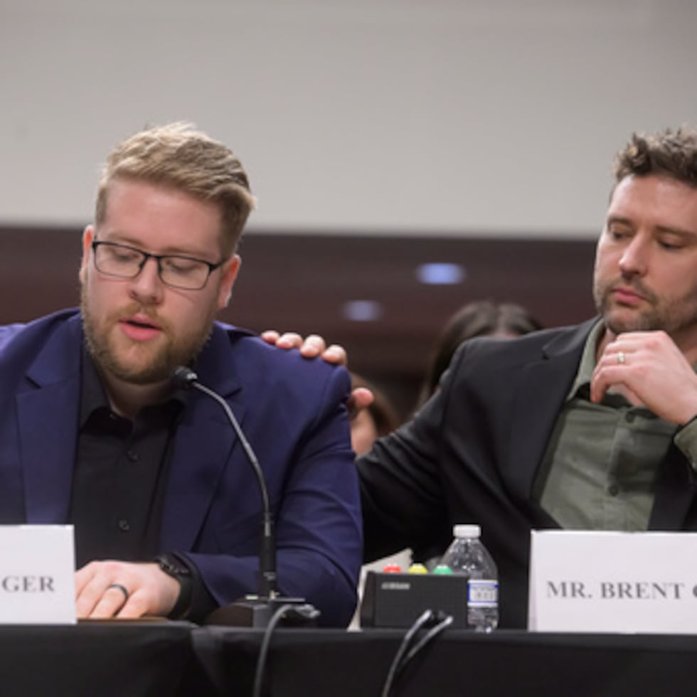 Luke Ganger, izquierda, y Brent Ganger, derecha, hermanos de Renee Good, comparecen durante un Foro Público Bicameral sobre el Uso Desproporcionado de la Fuerza por Agentes del DHS.