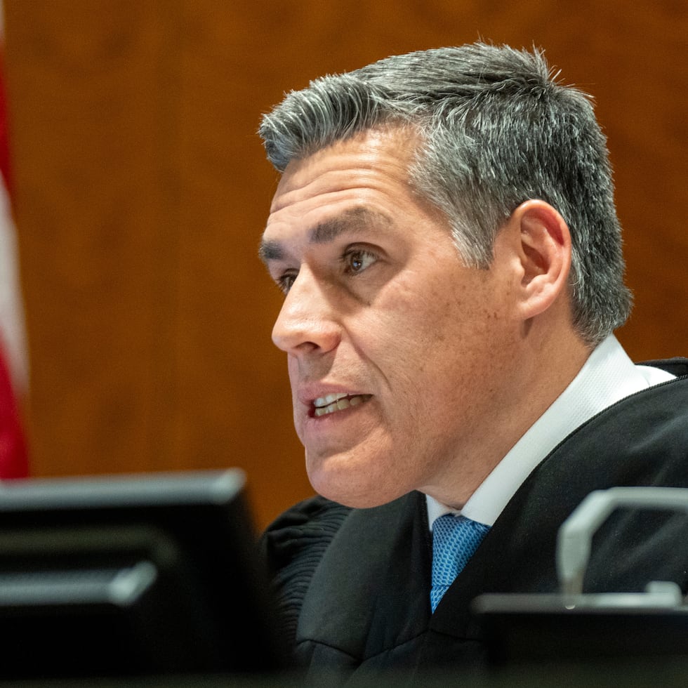 Graf ha dicho en otra orden que los amarres de Robinson no podían ser mostradas por los medios de comunicación que publican fotografías de los procedimientos judiciales o los retransmiten.