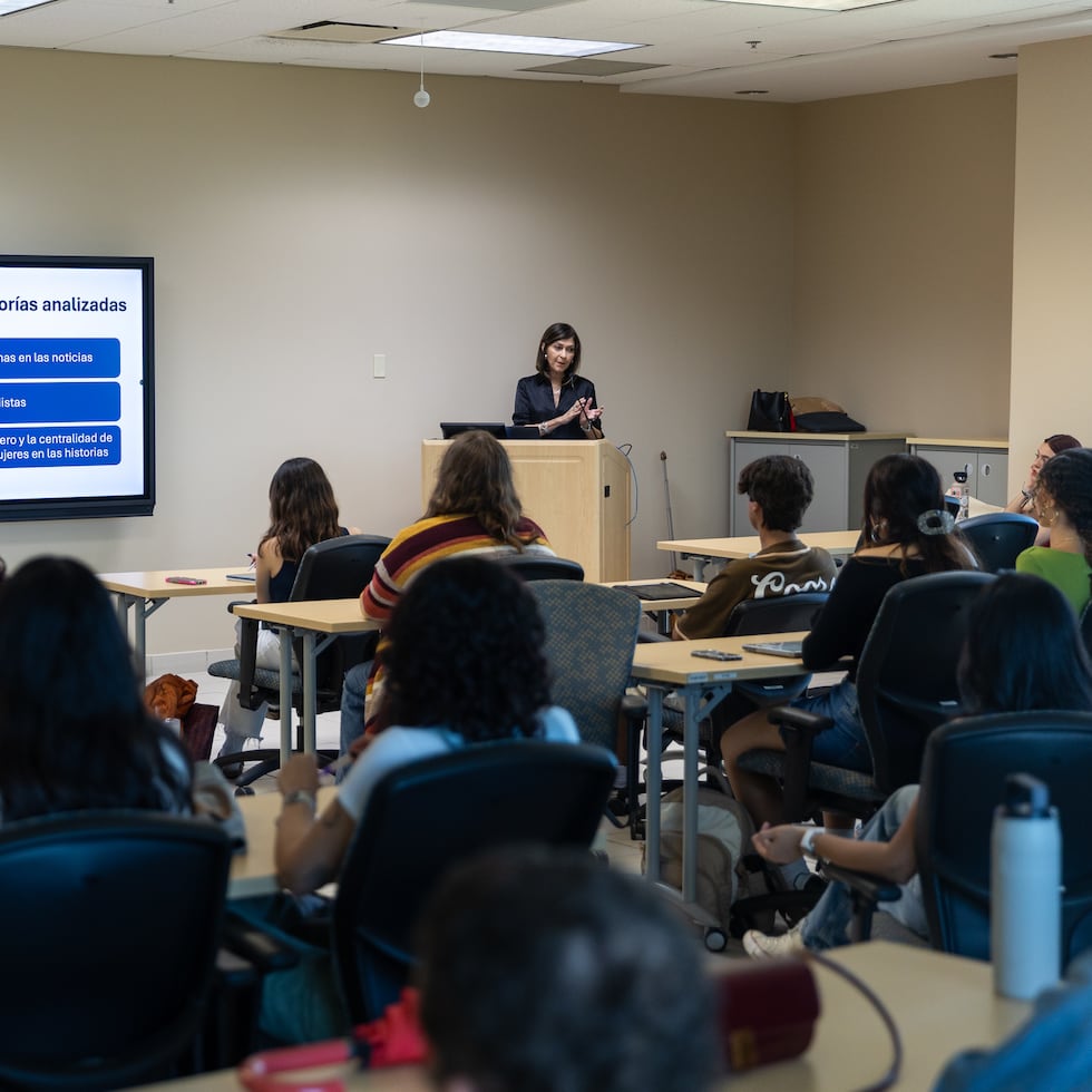 El Proyecto del Monitoreo Global de Medios mide la representación por género en los medios informativos de 94 países. En el podio, la profesora Lourdes Lugo Ortiz, coordinadora nacional.