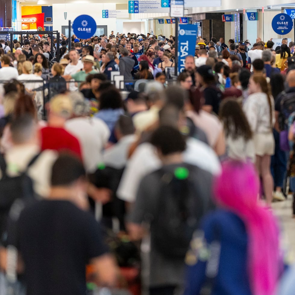El cierre parcial en el Departamento de Seguridad Nacional provocó ausencias de agentes de inspección y largas filas en los aeropuertos, incluso en el Luis Muñoz Marín.