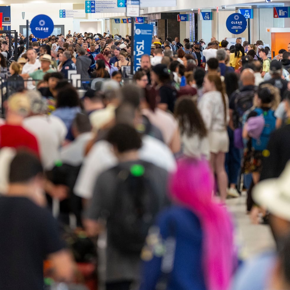 Long lines have also been present at the Luis Muñoz Marín airport in Isla Verde.