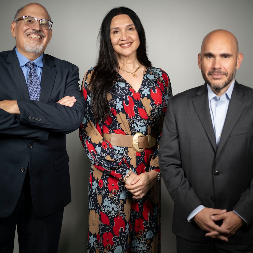 In the photo, Francisco Montalvo Fiol, Zulma Urrutia Vélez, Ramón Pérez Blanco, and Francisco Montalvo, who were part of the Private Sector Coalition that advocated before Congress for a solution to Puerto Rico’s debt problem. The executives highlight the urgency of adopting a development agenda for the island.