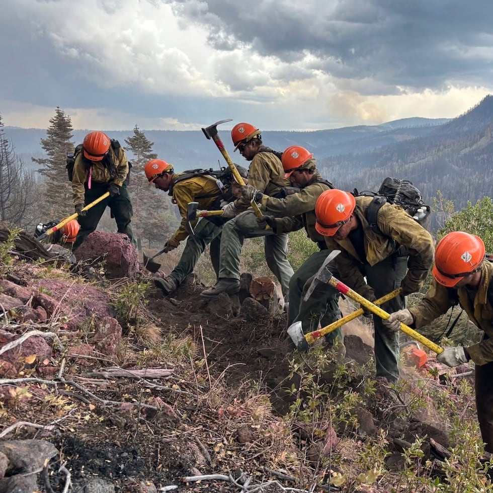 Esta imagen, proporcionada por el Servicio Forestal de los Estados Unidos el viernes 26 de junio de 2026, muestra a los bomberos respondiendo al incendio de Cottonwood el miércoles 24 de junio de 2026, sobre el lago Birch, cerca de Beaver, Utah.