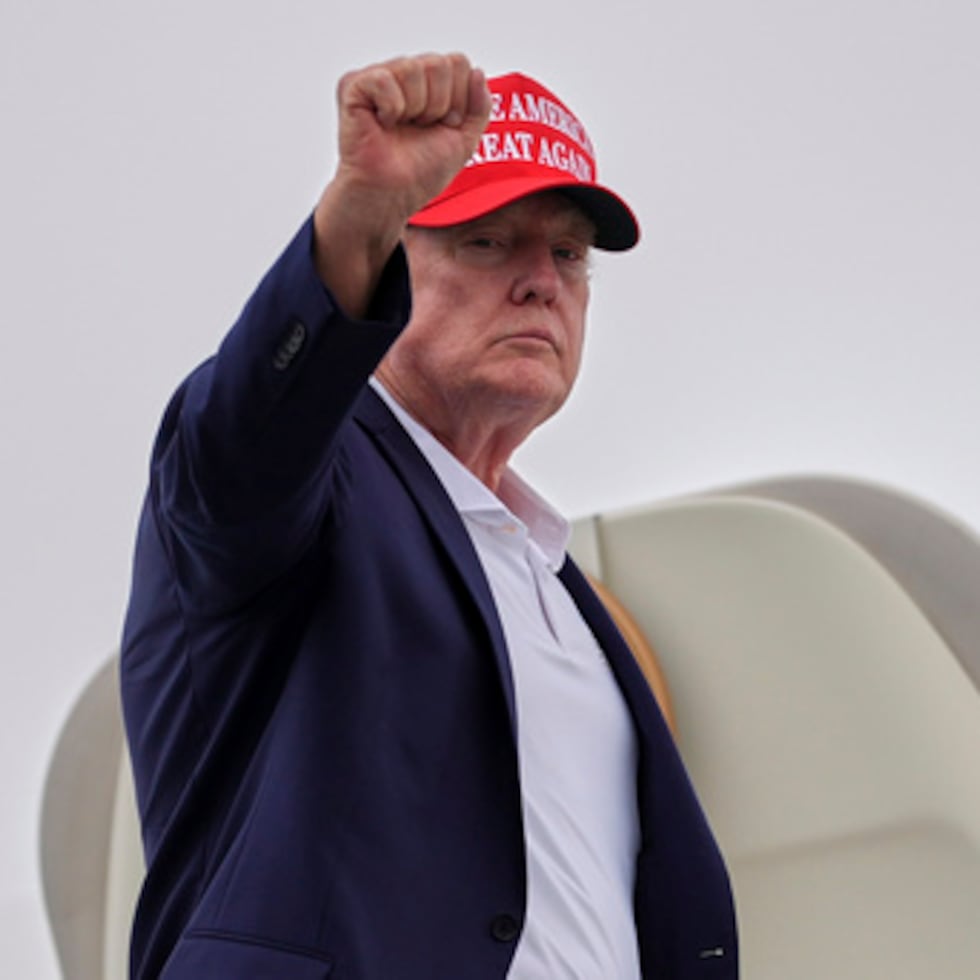 La medida es el último ejemplo de cómo Trump parece adoptar una postura más crítica hacia un aliado de Estados Unidos mientras muestra una actitud favorable hacia un líder al que administraciones anteriores han considerado un adversario.