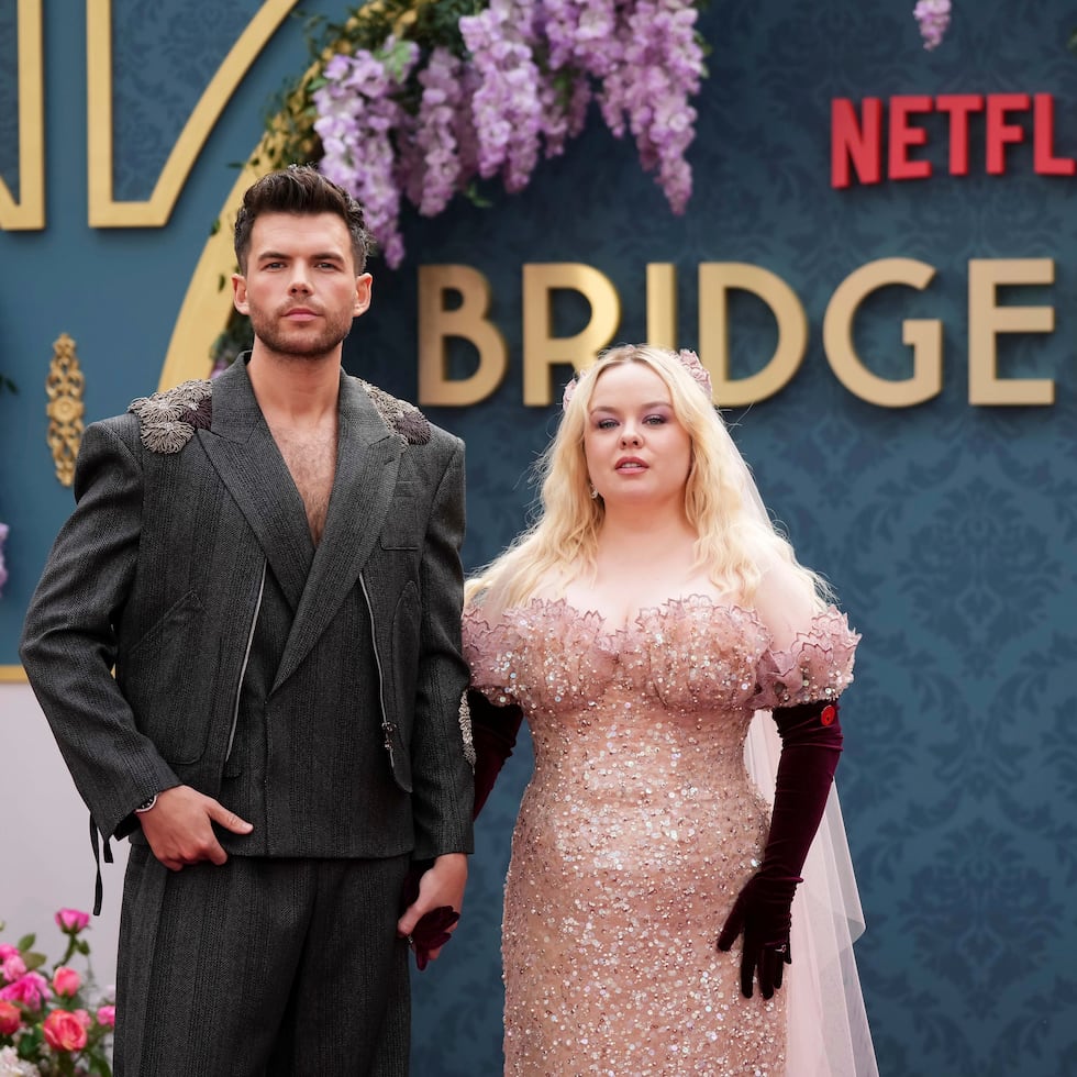 Luke Newton y Nicola Coughlin son una de las parejas de actores de la serie "Bridgerton". (Photo by Scott A Garfitt/Invision/AP)