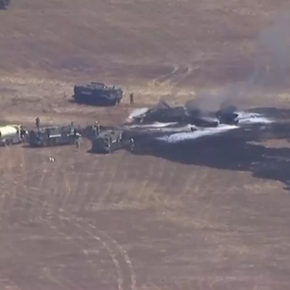 Esta imagen, extraída de un vídeo facilitado por KGTV, muestra el lugar del accidente de un avión F-35 ocurrido el viernes 31 de julio, cerca de la base aérea de Miramar, en San Diego.