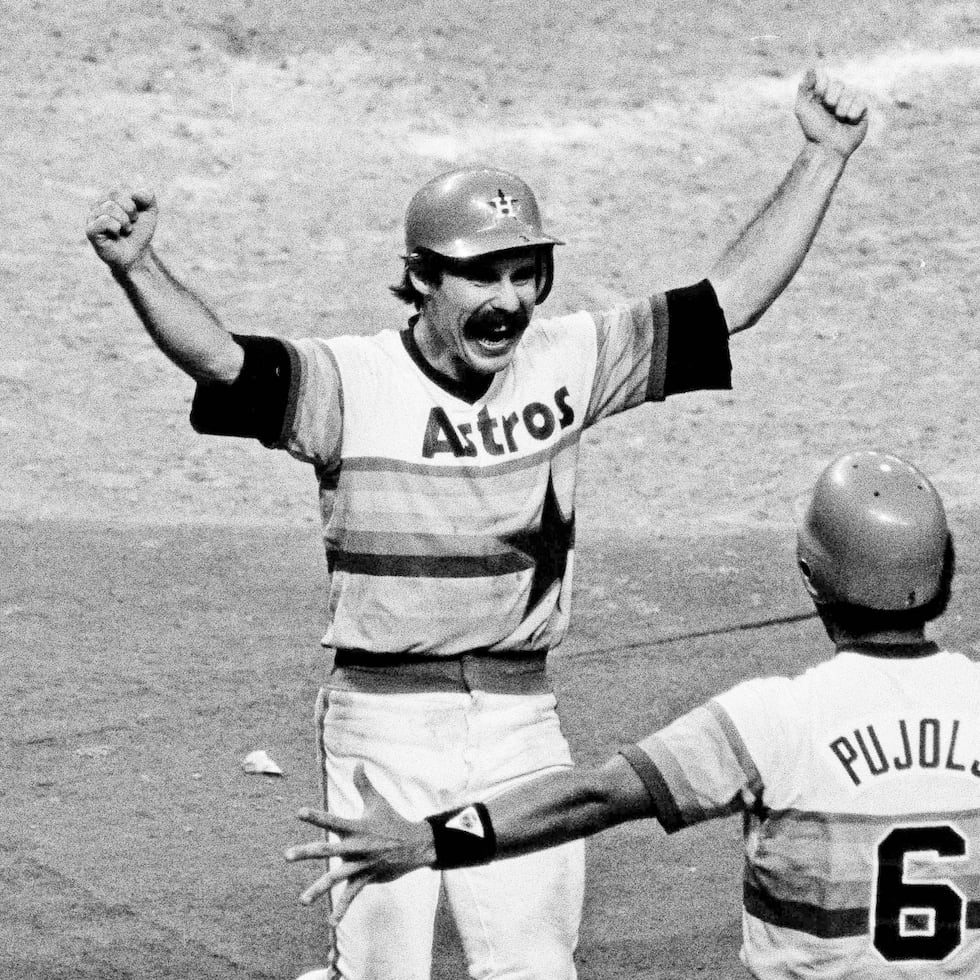 Phil Garner es felicitado por Luis Pujols al anotar la carrera de la victoria desde tercera base para derrotar a los Dodgers de Los Ángeles en el Juego 2 de los playoffs de la División Oeste de la Liga Nacional el 7 de octubre de 1981.