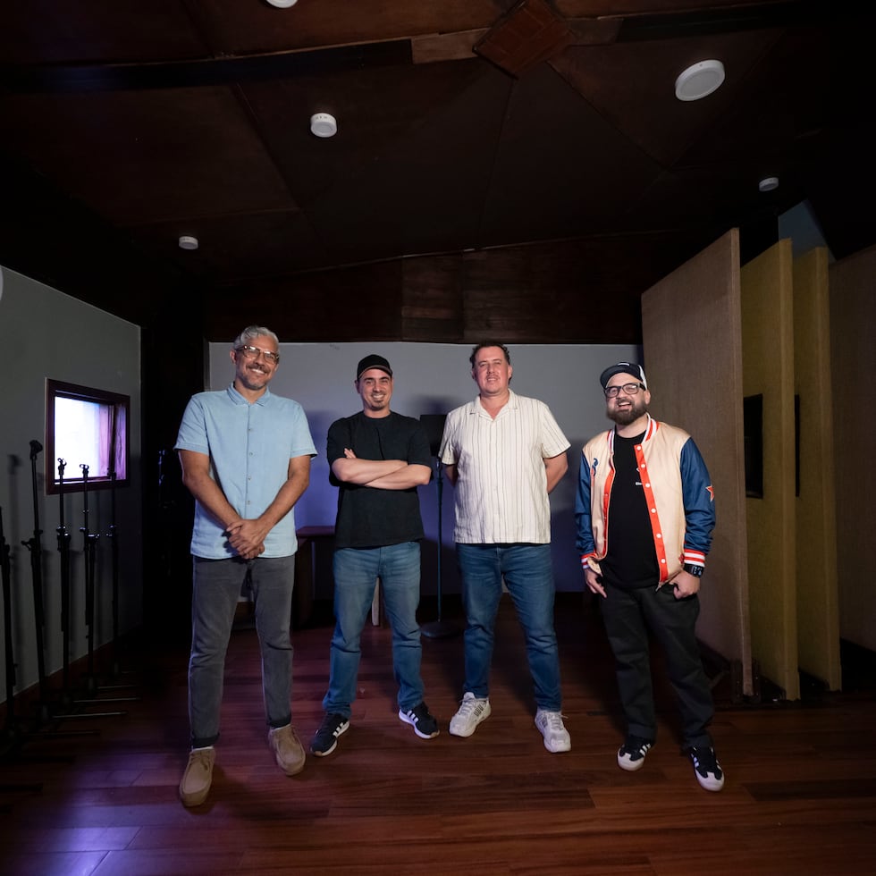 26 de marzo de 2026. San Juan, PR. END/FLASH. Entrevista al grupo de músicos compuesto por Amed Irizarry, José David Pérez, Harold Wendell y Antonio Caraballo, llevada a cabo en Pasillo Sonoro en Río Piedras, estudio de música donde se grabó "Debí tirar más fotos”. Desde la izq. José David Pérez, Antonio Caraballo, Amed Irizarry, y Harold Wendell. FOTO POR: Carlos Rivera Giusti/GFR Media
Pasillo Sonoro, Amed Irizarry, José David Pérez, Harold Wendell, Antonio Caraballo