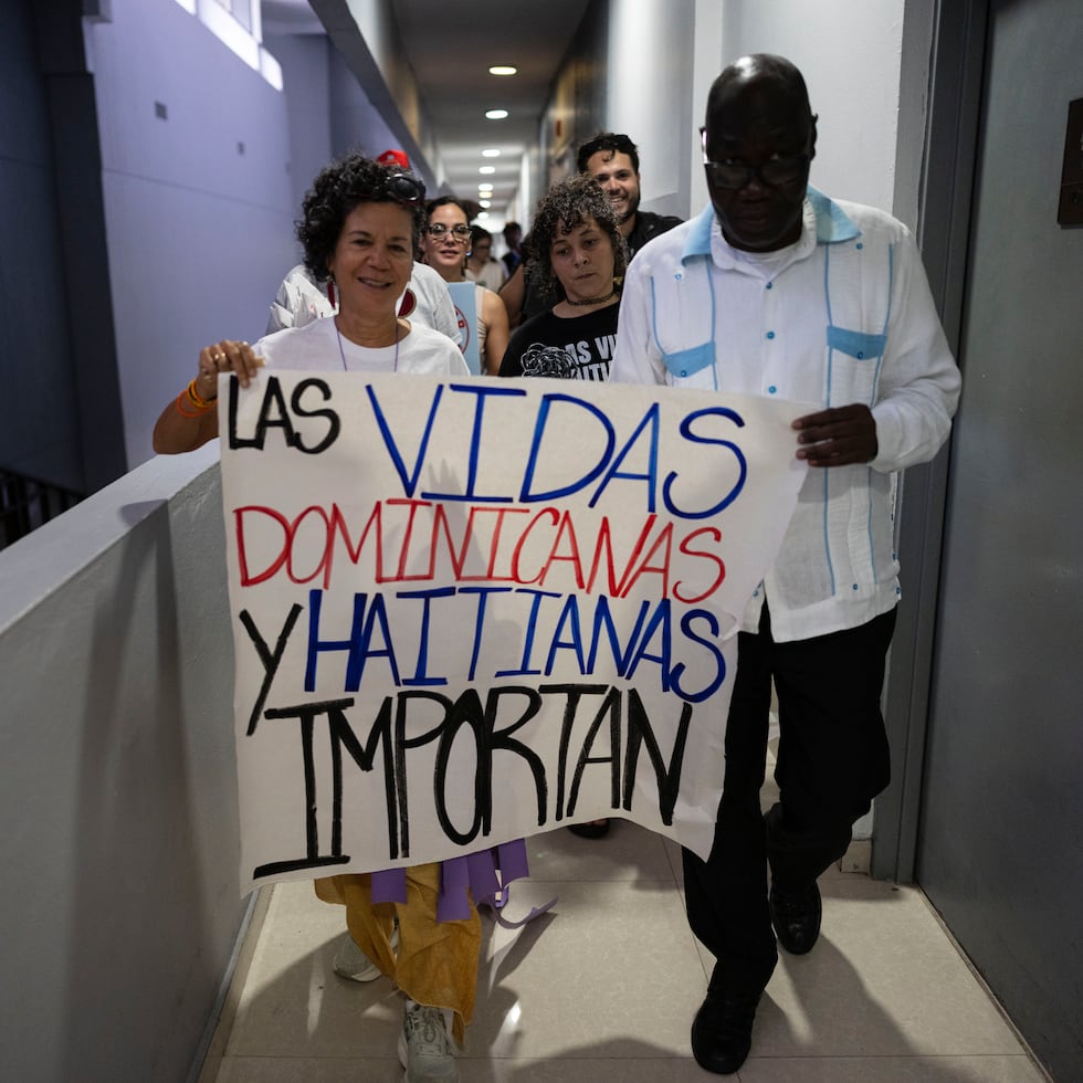 Un grupo diverso de organizaciones y manifestantes denunció “la complicidad” del Consulado General de la República Dominicana en Puerto Rico con las políticas antinmigrantes del gobierno federal.
