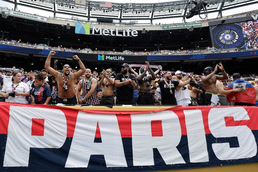 ARCHIVO - Aficionados del PSG vitorean antes del inicio de la final del Mundial de Clubes entre el Chelsea y el PSG en East Rutherford, Nueva Jersey, el domingo 13 de julio de 2025. (Foto AP/Adam Hunger, Archivo)