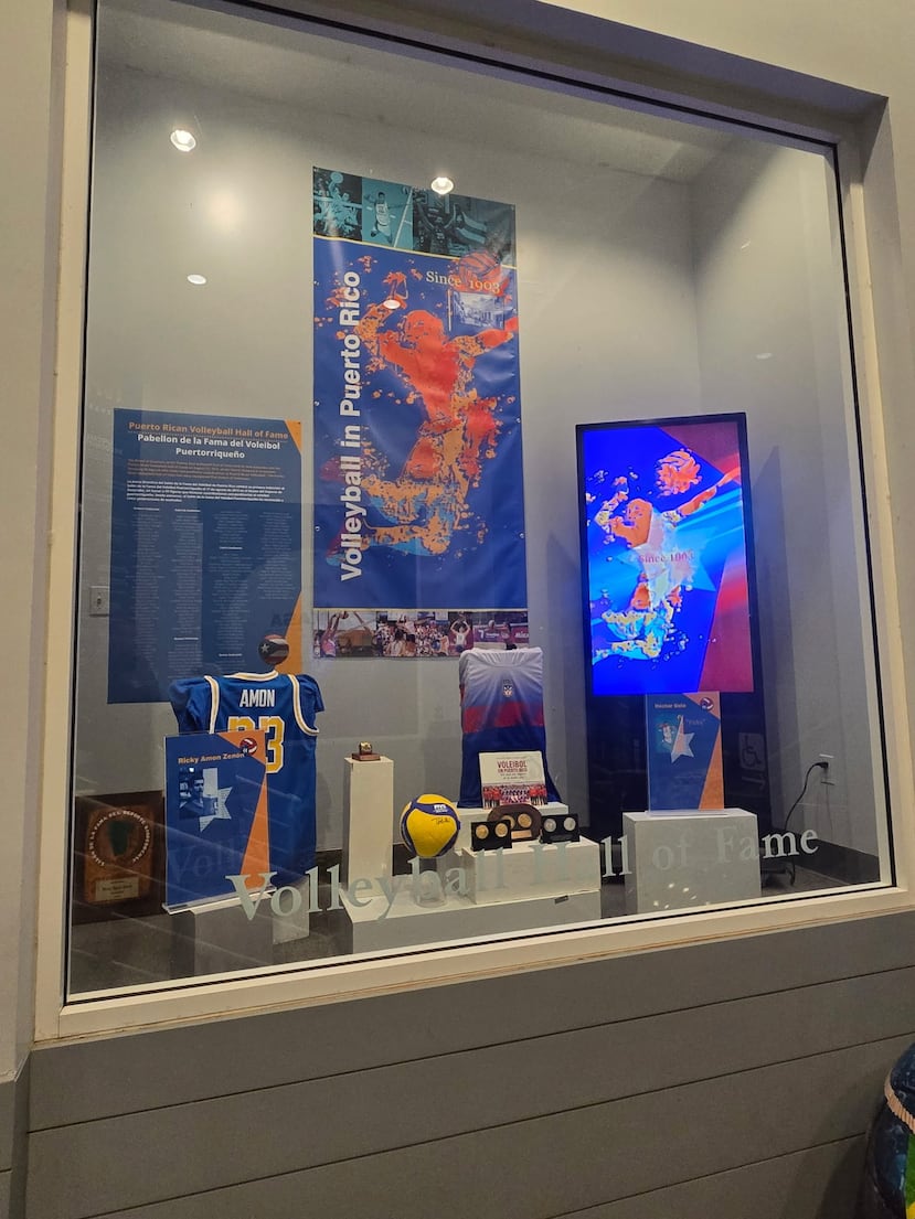 Así luce una de las vitrinas de la exhibición “Puerto Rico Volleyball” en el Salón de la Fama del Voleibol Internacional, en Holyoke.