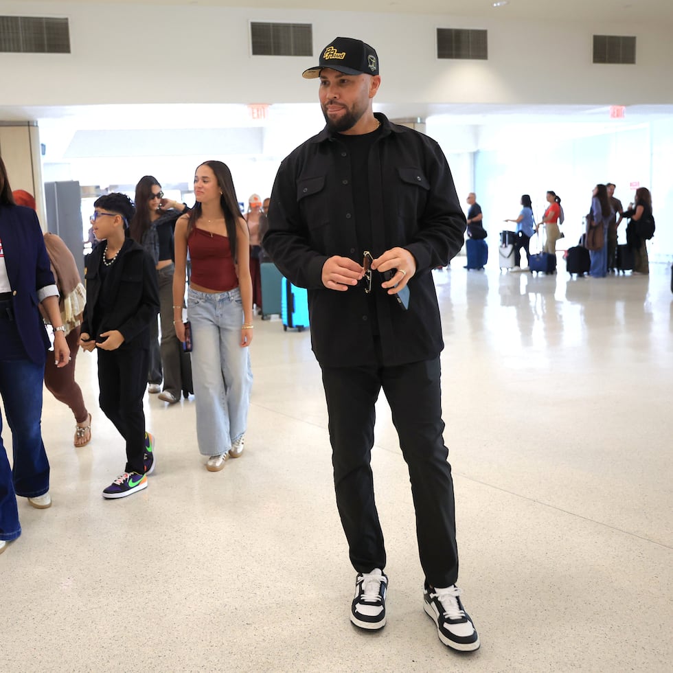 Carlos Beltrán y su familia llegan al Aeropuerto Luis Muñoz Marín para viajar a Nueva York de cara a la ceremonia de exaltación este domingo en Cooperstown.