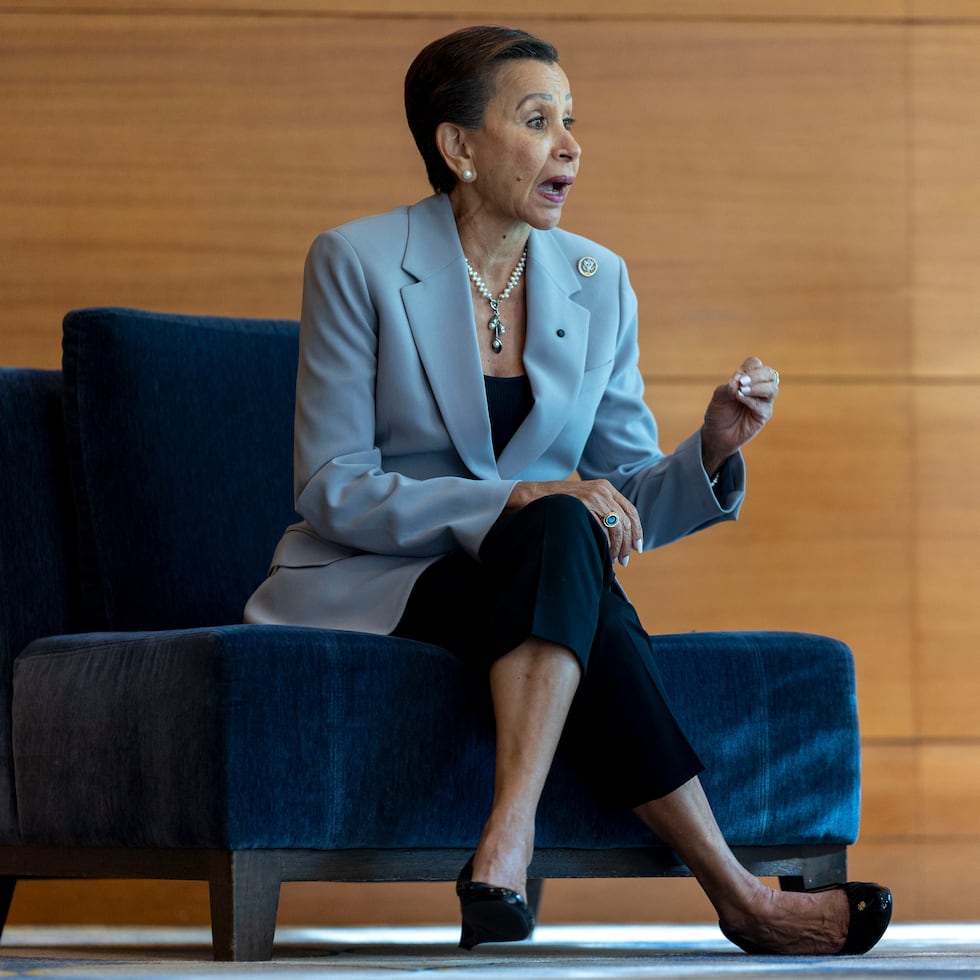 Nydia Velázquez demanded that the president of the Democrats maintain his party's support for a bill that guarantees Puerto Rico's self-determination.