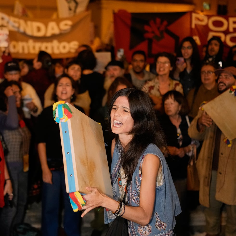 Varios miles de personas, en su mayoría jóvenes de entre 20 y 30 años, se reunieron ante la Asamblea de la República —el Parlamento portugués— entre cánticos, canciones y el redoble de tambores.