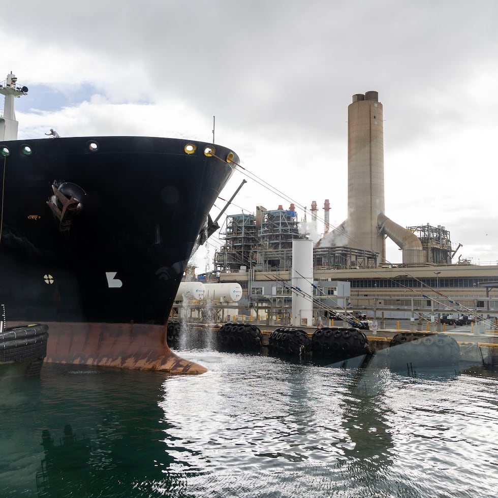 Las operaciones de relevo de buques cisterna son una de las causas que han interrumpido el suplido de gas natural, obligando a recurrir al diésel.