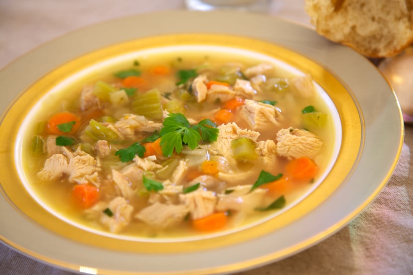 Evita alimentos pesados y opta por platos más livianos como las sopas con vegetales