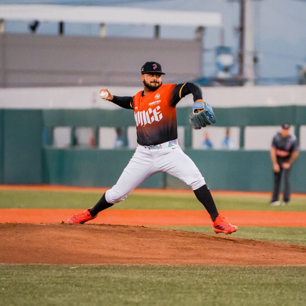 Bryant Salgado completa un envío durante su joya monticular, la que mantuvo vivo a los Leones de Ponce en la serie final de la pelota profesional.