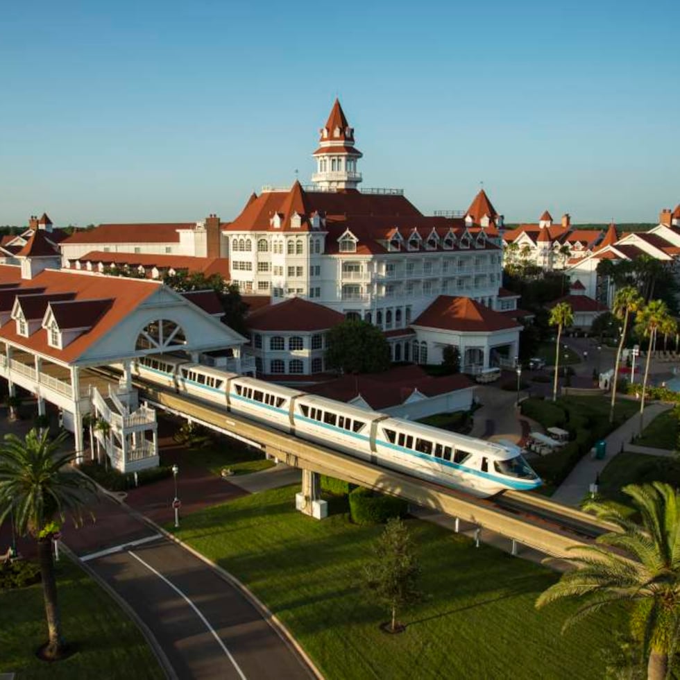 Hotel Grand Floridian, junto al monorriel de Walt Disney World.