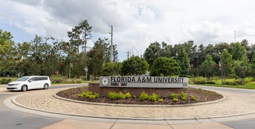 Detienen a un joven de 15 años como sospechoso de tiroteo en universidad de Florida que dejó a 11 personas heridas