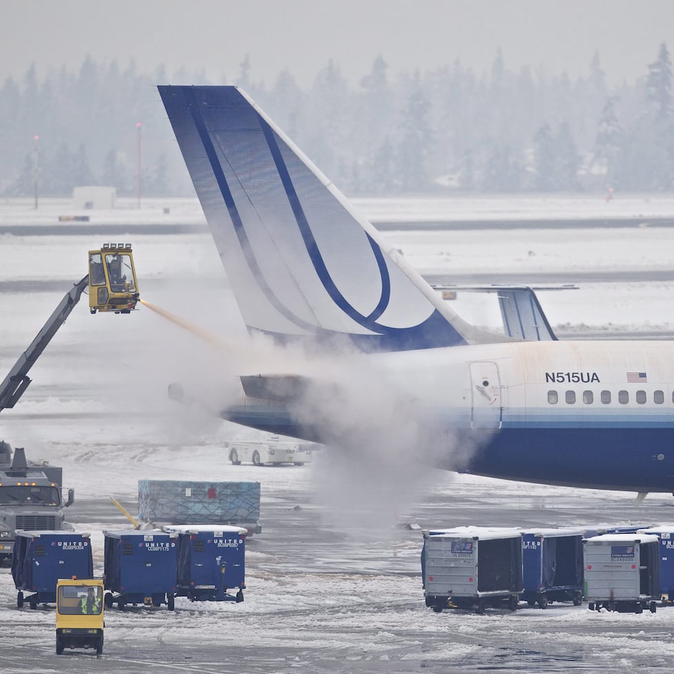 Según datos del portal FlightAware, hasta la mañana de este martes se habían cancelado algo más de 2,000 vuelos con origen o destino en aeropuertos estadounidenses