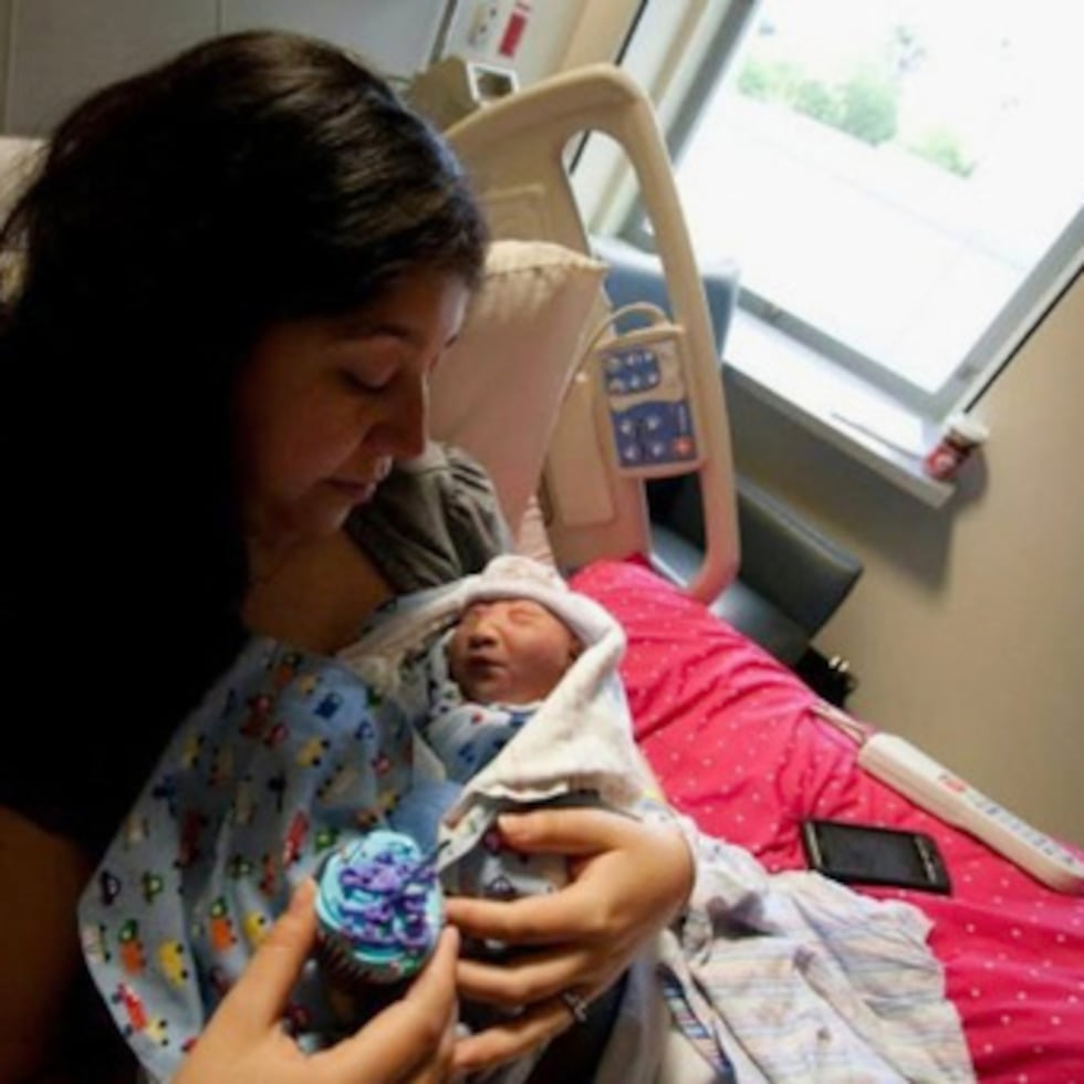 En esta foto suministrada por Andrea López, sostiene a su hijo, Gabriel Cude, en un hospital de Bakersfield, California, en 2011, donde nació con anencefalia, un defecto congénito vinculado a la falta de ácido fólico.