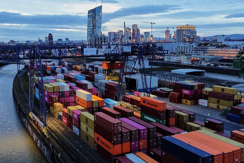 Contenedores a bordo de un buque en una terminal de carga, el lunes 23 de febrero de 2026, en Fráncfort. (AP Foto/Michael Probst)