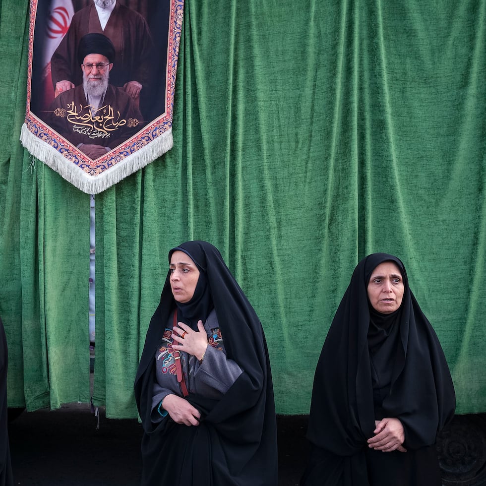 Tres mujeres asisten al funeral del comandante de las Fuerzas Navales de la Guardia Revolucionaria Alireza Tangsiri este miércoles, en la plaza Engelab de Teherán en la ciudad sureña de Bandar Abás.