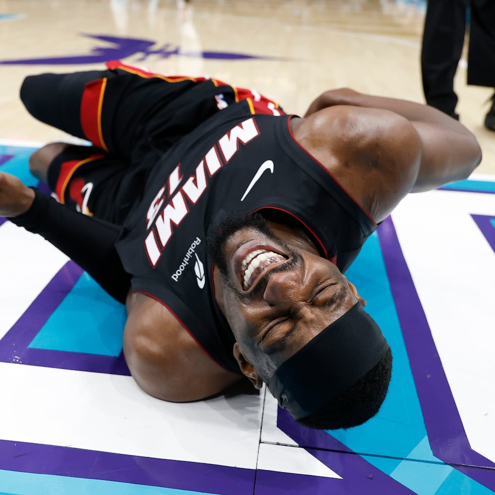 Bam Adebayo salió del juego en el segundo parcial, tras la caída ante los Hornets.