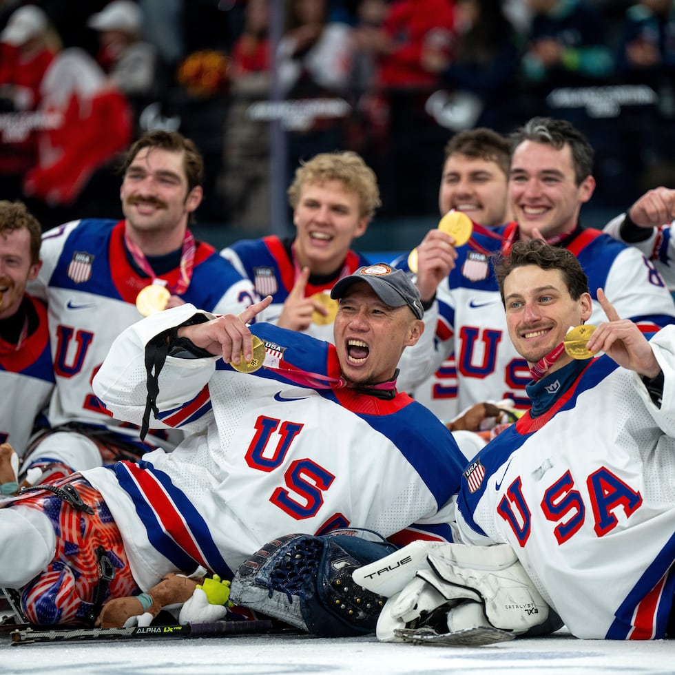 El equipo de Estados Unidos celebra al final del partido tras ganar el juego por la medalla de oro de para hockey sobre hielo ante Canadá en Milán.